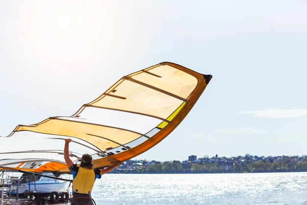 Homem jovem, com, kitesurf, tábua