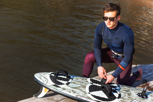 Homem jovem, com, kitesurf, tábua