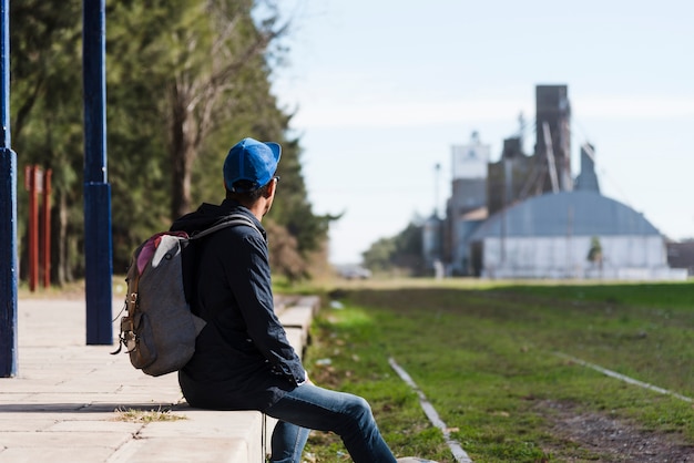 Homem jovem, com, mochila, olhando