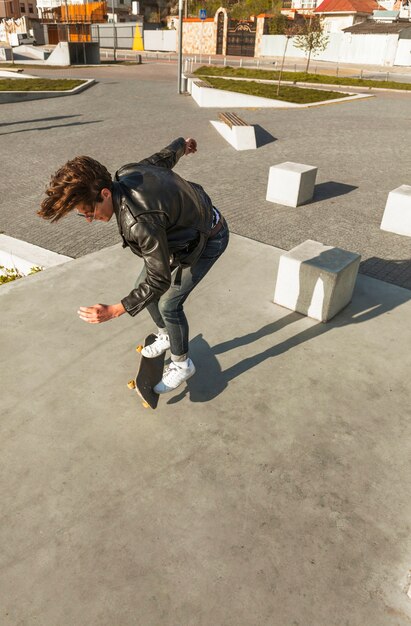 Homem jovem, com, seu, skateboarding, em, a, parque patim