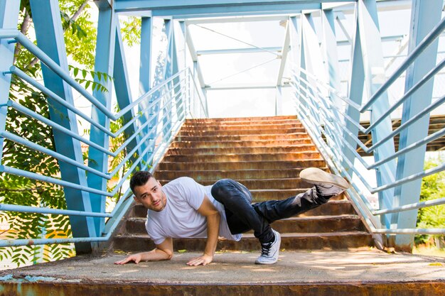 Homem jovem, dançar, ligado, escadaria