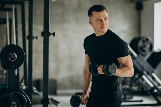 Homem jovem de esportes treinando na Academia