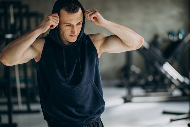 Homem jovem de esportes treinando na Academia