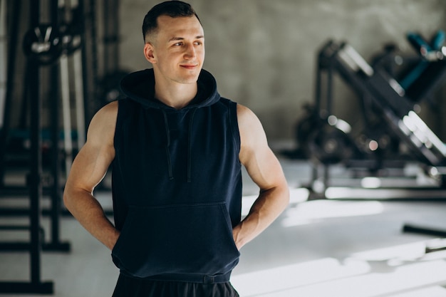 Homem jovem de esportes treinando na academia