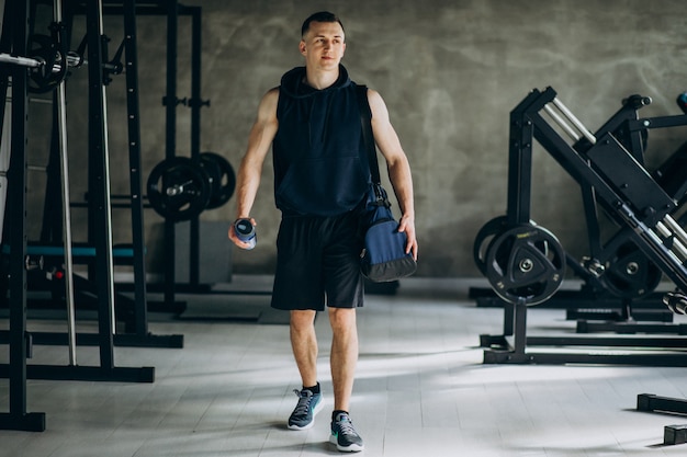 Homem jovem de esportes treinando na Academia