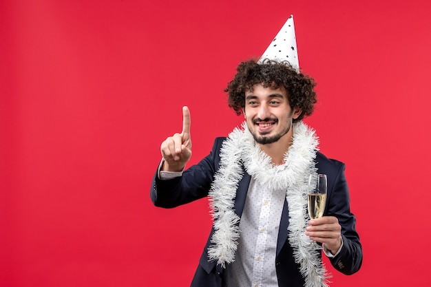 Homem jovem de frente para comemorar mais um ano na festa humana dos feriados da mesa vermelha