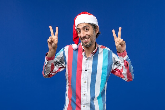 Homem jovem de vista frontal com expressão sorridente, emoção de natal masculino