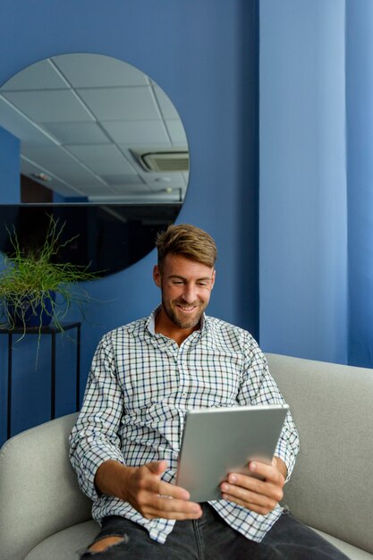 Homem jovem, desfrutando, novas tecnologias