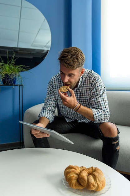 Homem jovem, desfrutando, novas tecnologias