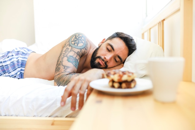 Foto grátis homem jovem, dormir cama, em, manhã