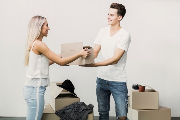 Homem jovem, e, mulher segura, caixa papelão