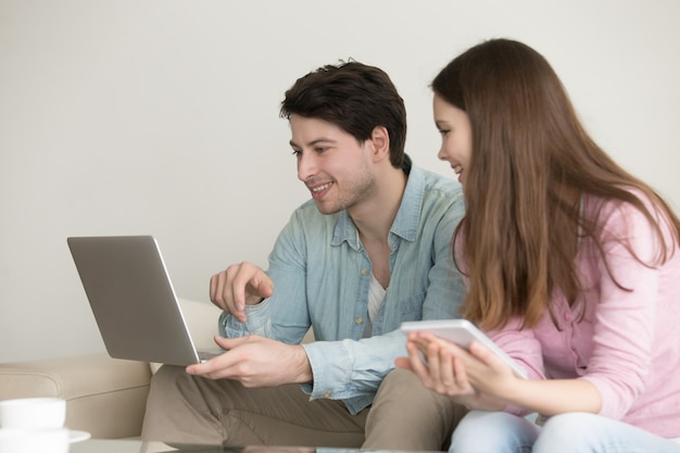 Homem jovem, e, mulher, usando computador portátil