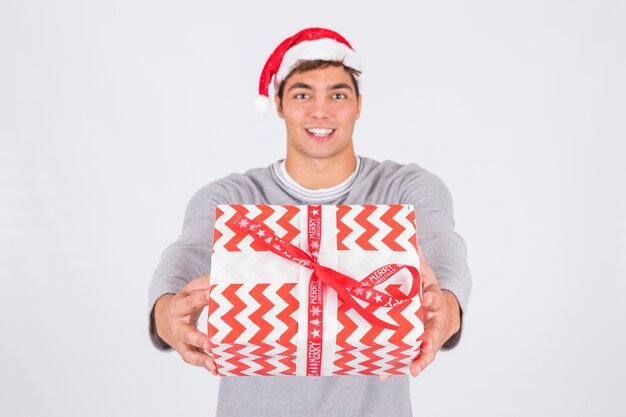 Homem jovem, em, chapéu natal, com, presente, caixa, em, envoltório