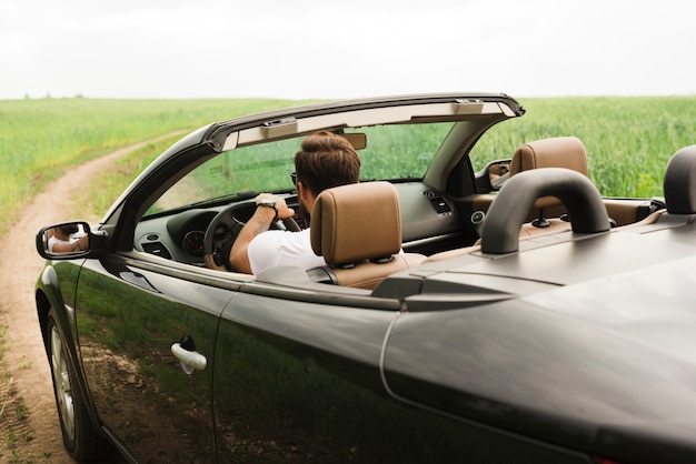 Homem jovem, em, um, viagem estrada