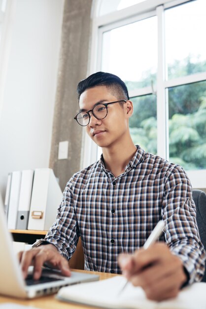 Homem jovem, estudar