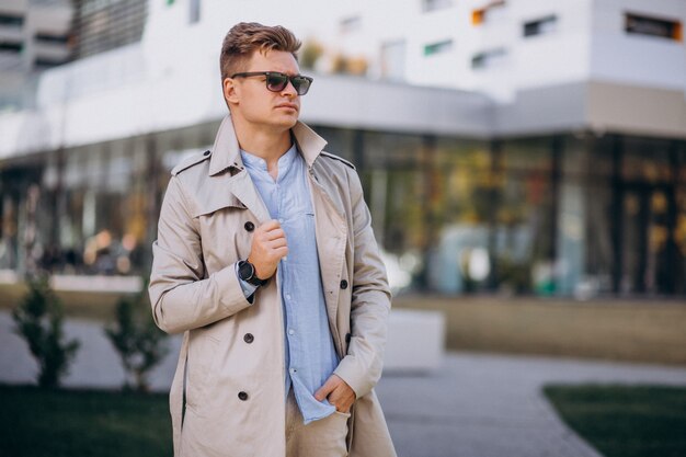 Homem jovem, ficar, por, a, negócio, predios