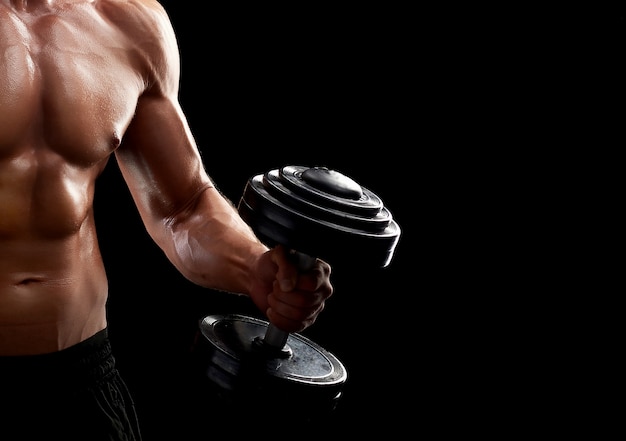 Homem jovem fitness em estúdio