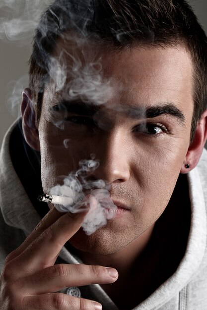 Homem jovem, fumar