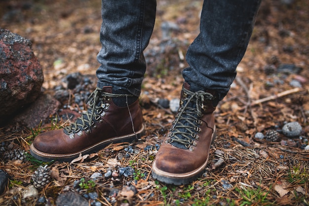 Homem jovem hippie, caminhadas na natureza selvagem, férias de inverno