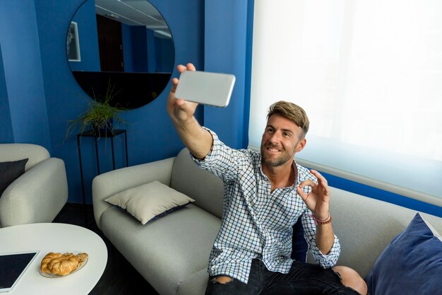 Foto grátis homem jovem, levando, um, selfie