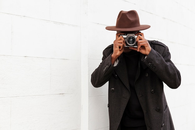 Foto grátis homem jovem moderno, tirando uma foto