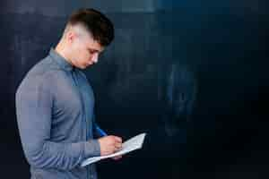 Foto grátis homem jovem, notas fazendo