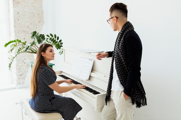 Homem jovem, olhar, bonito, mulher, piano jogo