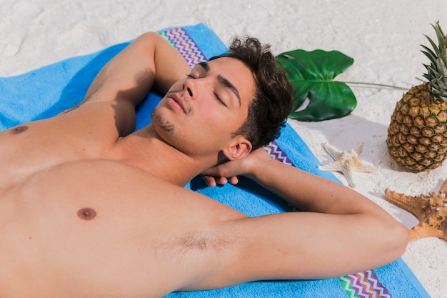 Homem jovem, relaxante, praia Foto gratuita