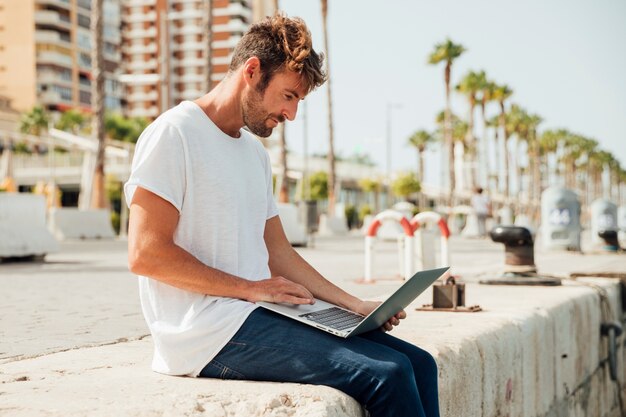 Homem jovem, segurando, caderno, ao ar livre