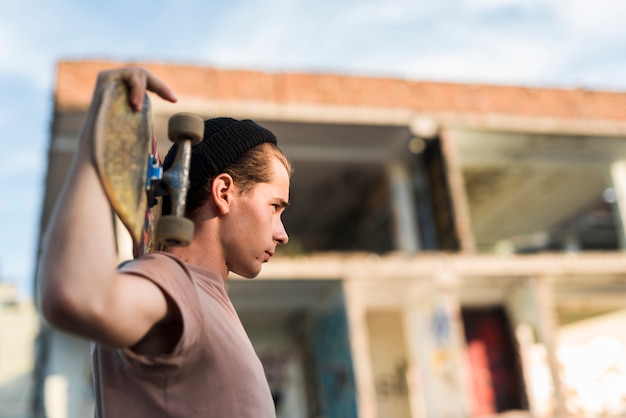 Foto grátis homem jovem, segurando, um, skateboard