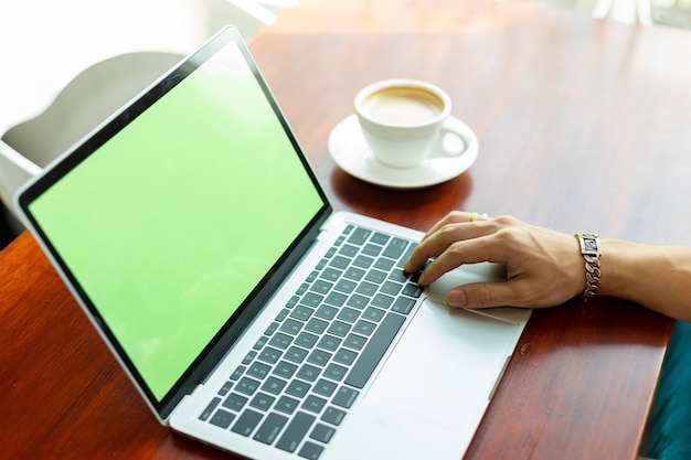 Homem jovem, trabalhando, com, laptop, em, café