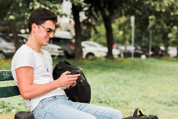 Homem jovem, viajando, ao redor mundo