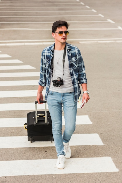 Foto grátis homem jovem, viajando, ao redor mundo