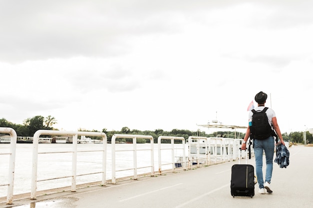 Homem jovem, viajando, ao redor mundo