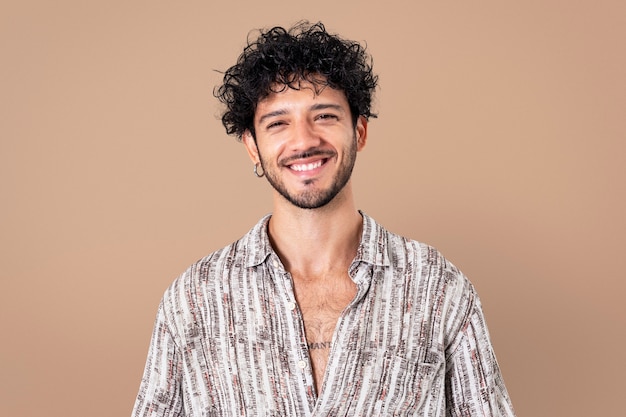 Homem latino sorrindo expressão alegre closeup retrato