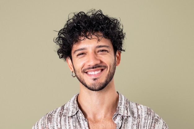 Homem latino sorrindo expressão alegre closeup retrato