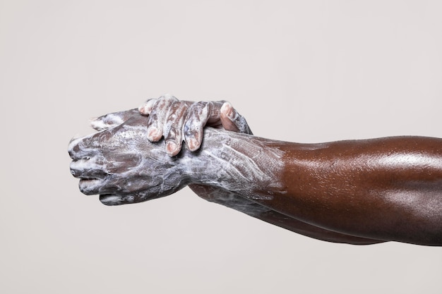 Homem lavando as mãos com sabonete