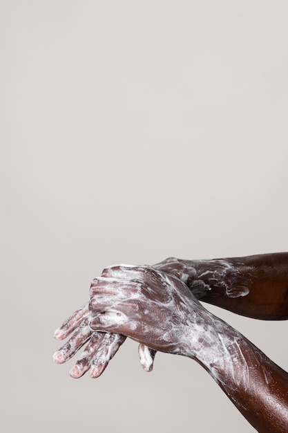 Foto grátis homem lavando as mãos com sabonete