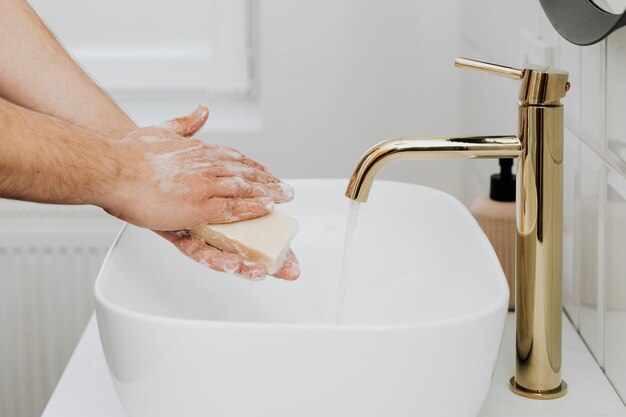 Homem lavando as mãos com sabonete