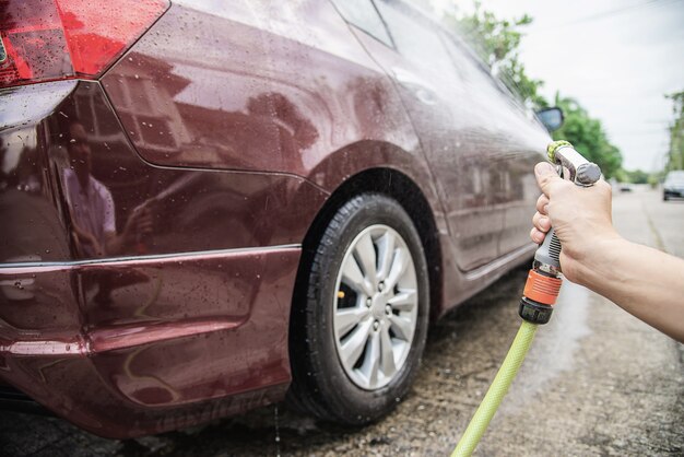 Homem, lavando, carro, usando, shampoo, e, água