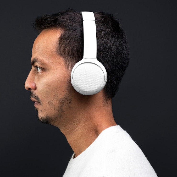 Foto grátis homem legal usando fones de ouvido sem fio