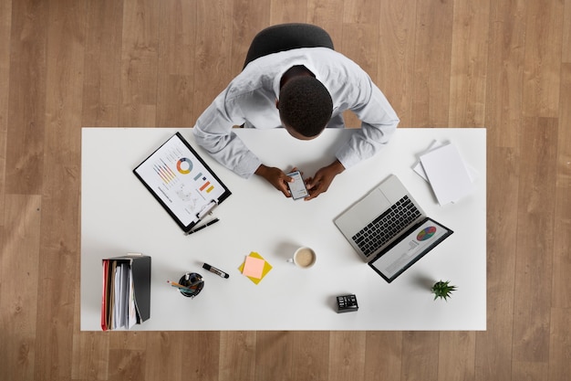 Foto grátis homem leigo plano trabalhando na mesa