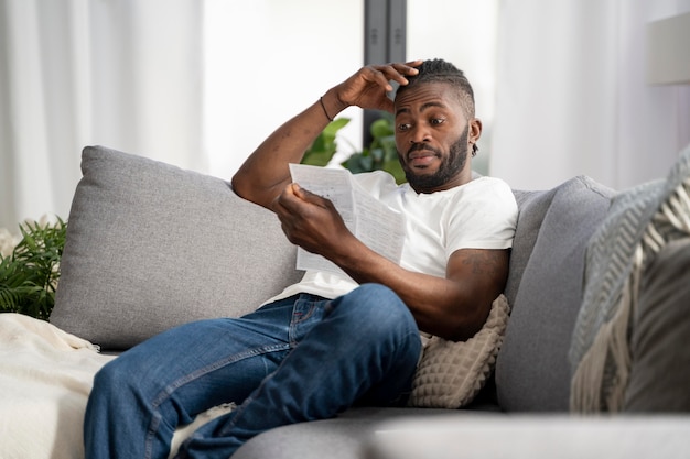 Foto grátis homem lendo as instruções para um teste cobiçoso em casa