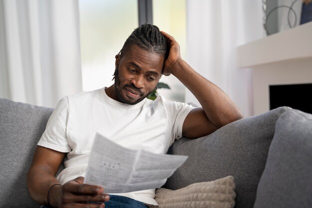 Homem lendo as instruções para um teste cobiçoso em casa