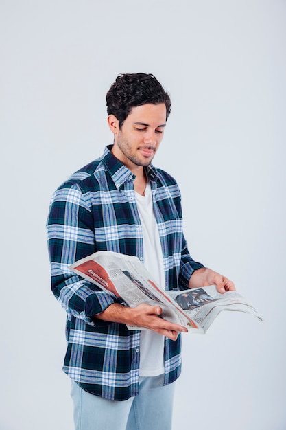 Foto grátis homem lendo jornal