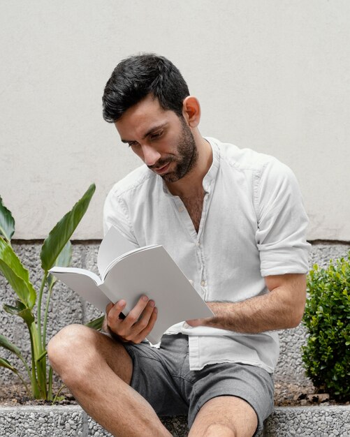 Homem lendo um livro interessante