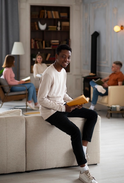 Homem lendo um livro no clube de leitura ou biblioteca