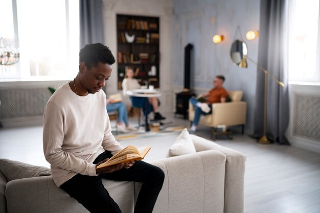 Homem lendo um livro no clube de leitura ou biblioteca