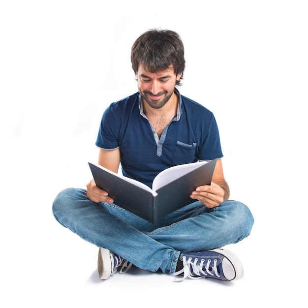 Homem lendo um livro sobre fundo branco