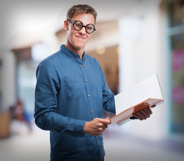 Foto grátis homem lerdo com um caderno